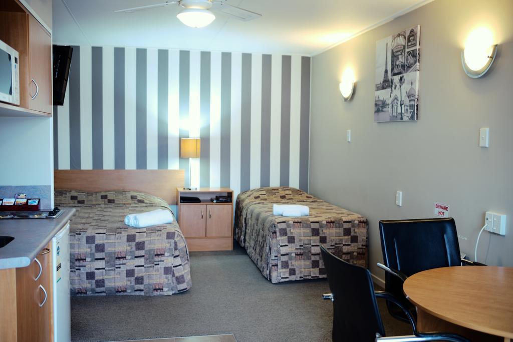 Kiwi Studios Motel Palmerston North Exterior photo